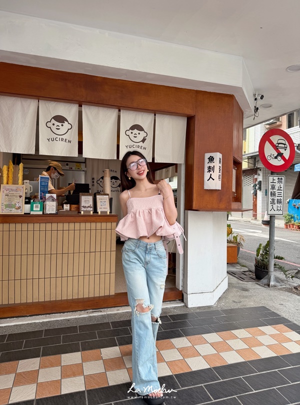 膝破損刷白牛仔喇叭褲